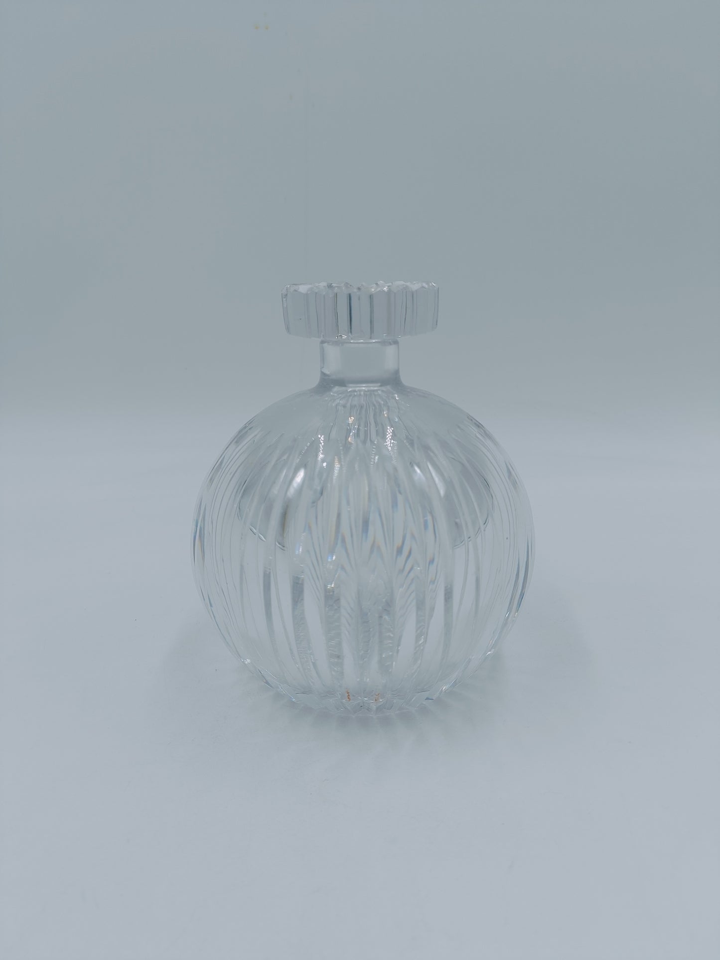 Carafe boule en verre ciselé