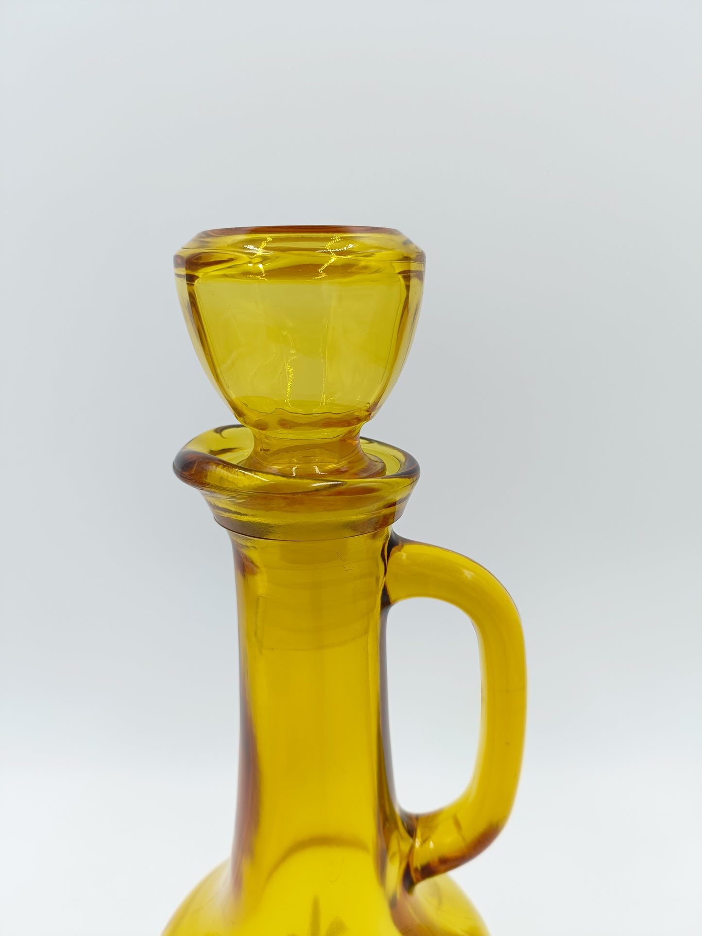 Carafe en verre jaune