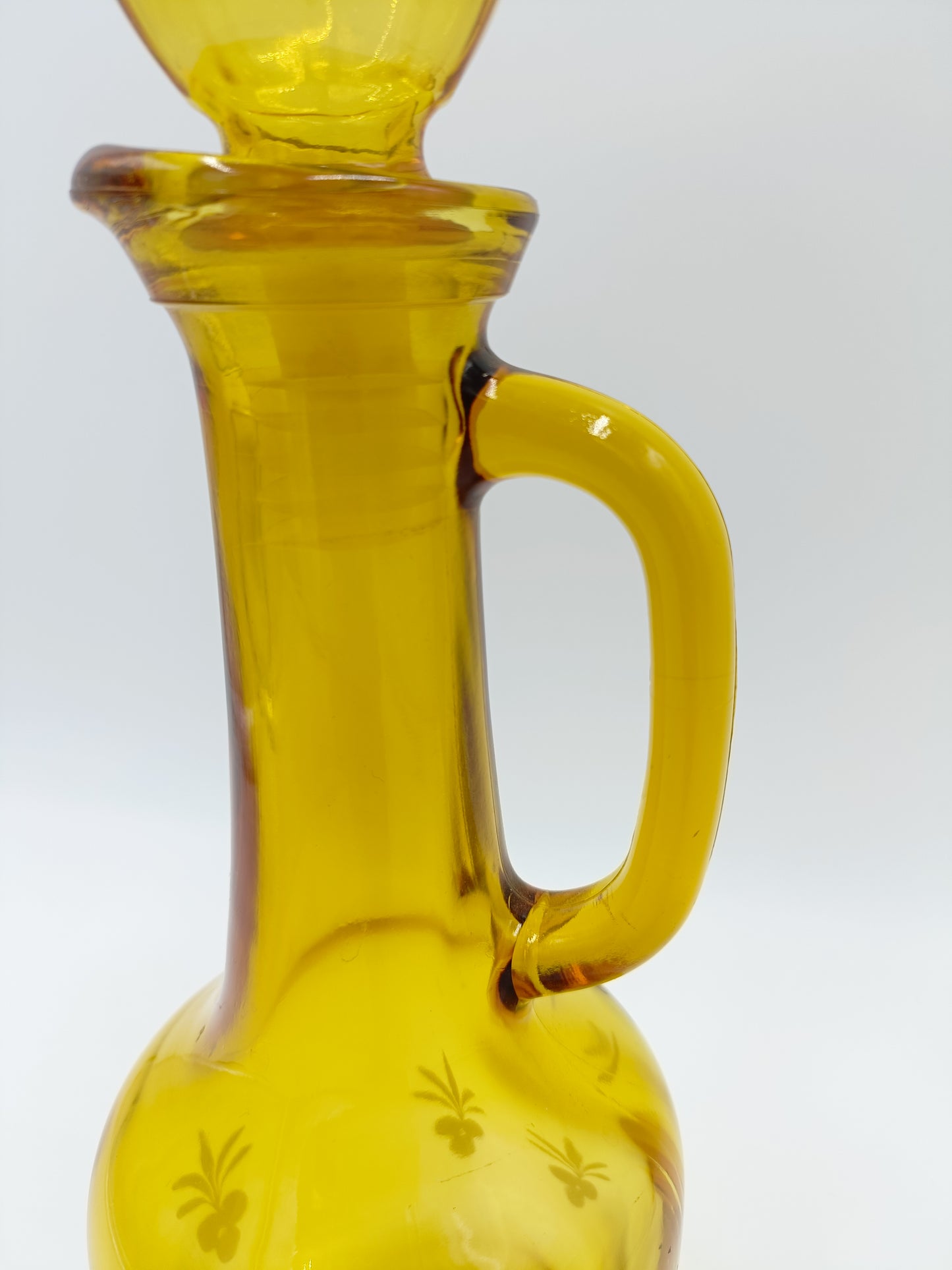 Carafe en verre jaune