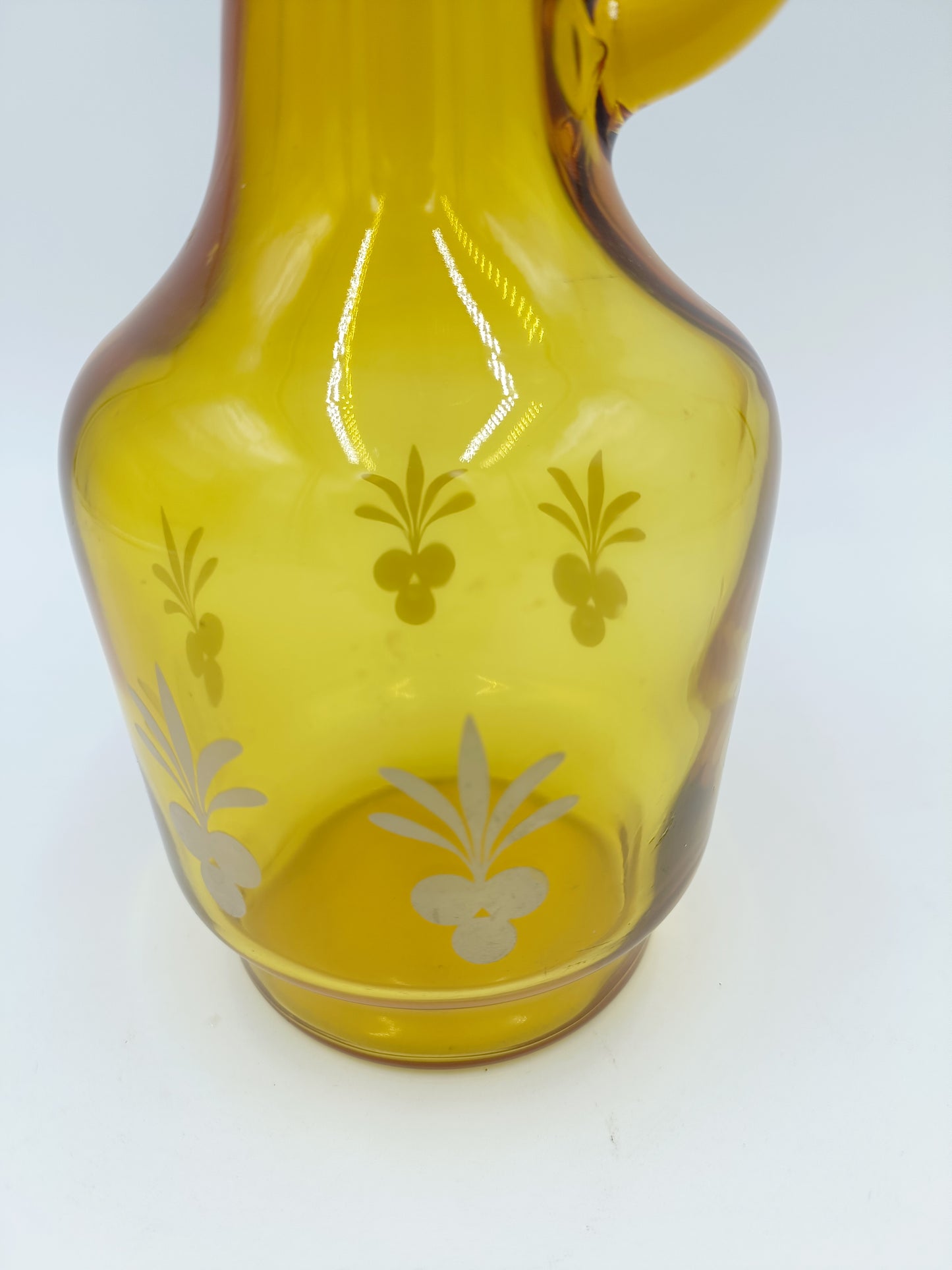 Carafe en verre jaune